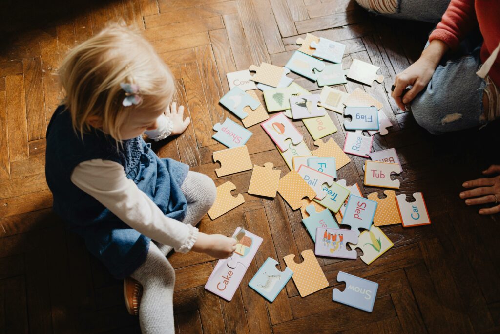 Un enfant explore des jouets éducatifs dans un cadre Montessori, encourageant l'apprentissage pratique et l'autonomie, deux principes fondamentaux de la méthode Montessori.