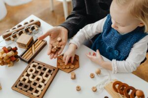 Lire la suite à propos de l’article Montessori : 10 Activités Simples pour Encourager l’Indépendance